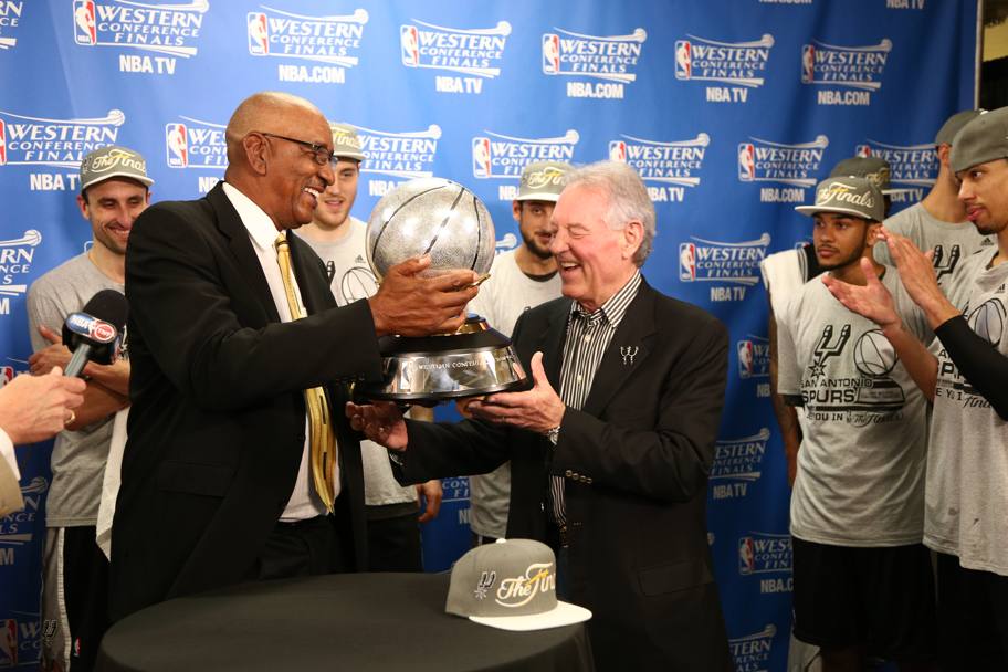 Peter Holt, il proprietario degli Spurs, riceve il trofeo della Western Conference. Marco Belinelli guarda (Nba)